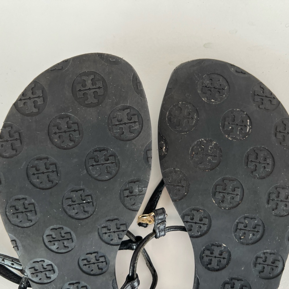 Tory Burch Emmy T-Strap Leather Sandals in Black with Gold Logo, size 6M - Picture 6 of 9